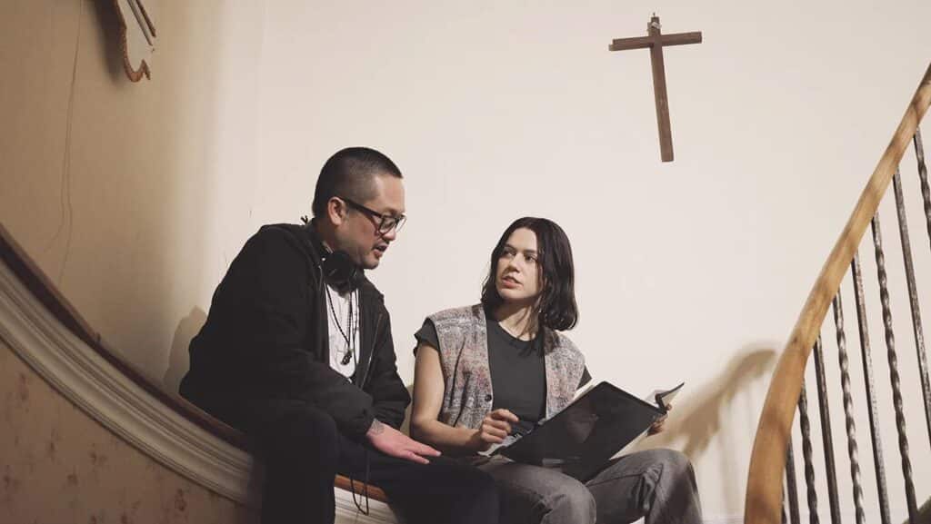 イアン・トゥアソン監督、ニーナ・キリ、『アンダートーン(原題:Undertone)』撮影現場にて