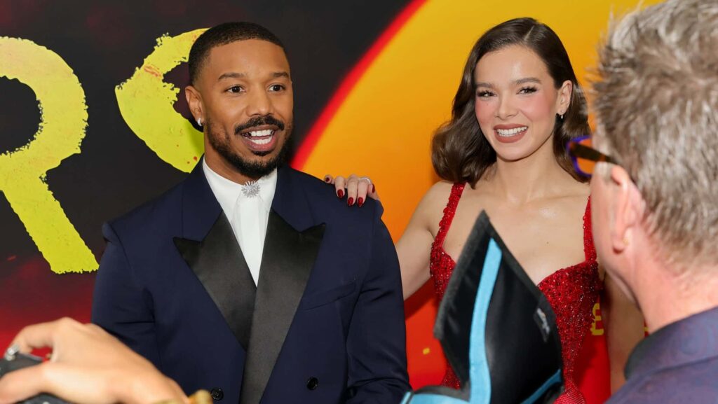 『罪人たち』で共演したマイケル・B・ジョーダン(左)、ヘイリー・スタインフェルド(右)