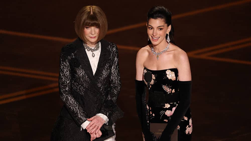 (左から)米『ヴォーグ』の元編集長アナ・ウィンター、『プラダを着た悪魔』シリーズの主演アン・ハサウェイ 写真:Patrick T. Fallon / AFP via Getty Images