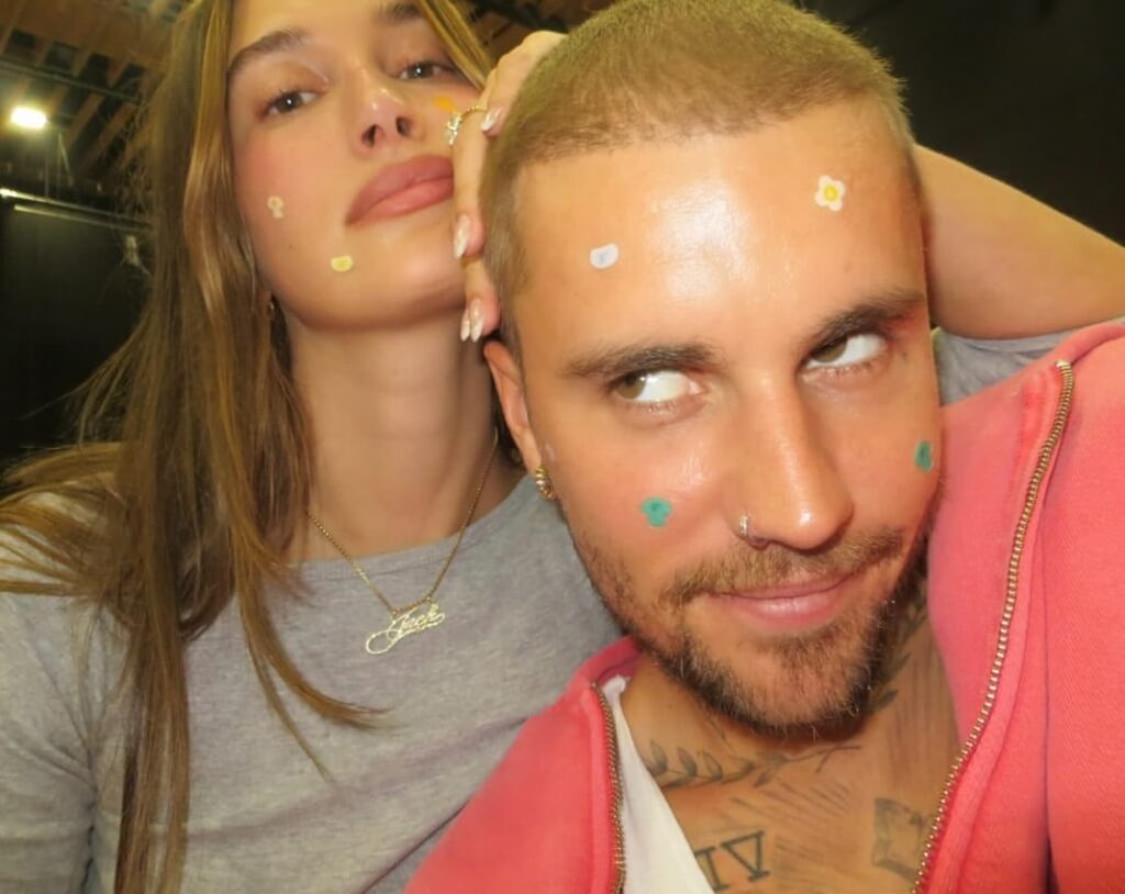 ヘイリー&ジャスティン・ビーバー 写真:@rhode / Instagram