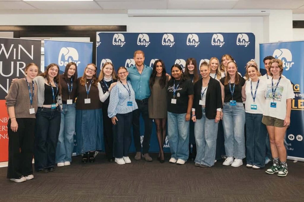 メンタルヘルス支援団体「Batyr」を訪れたヘンリー王子&メーガン妃夫妻(中央)=豪メルボルンにて、4月16日(現地時間)写真:@batyraus/Instagram