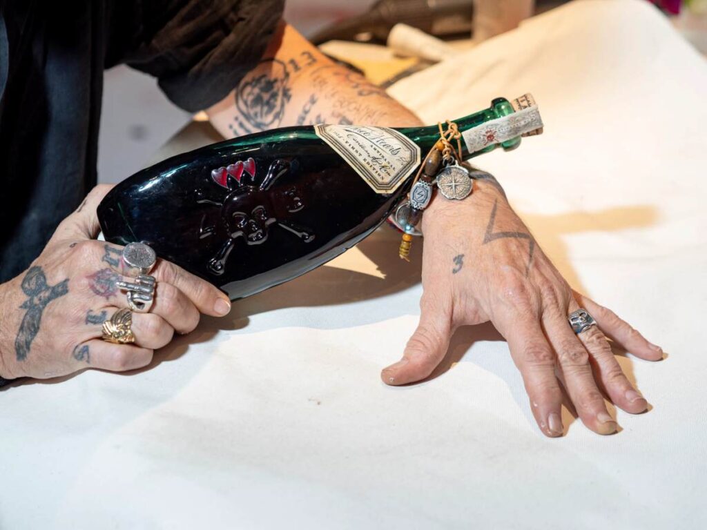 ジョニー・デップ、新ラムブランド「スリー・ハーツ・ラム」立ち上げ