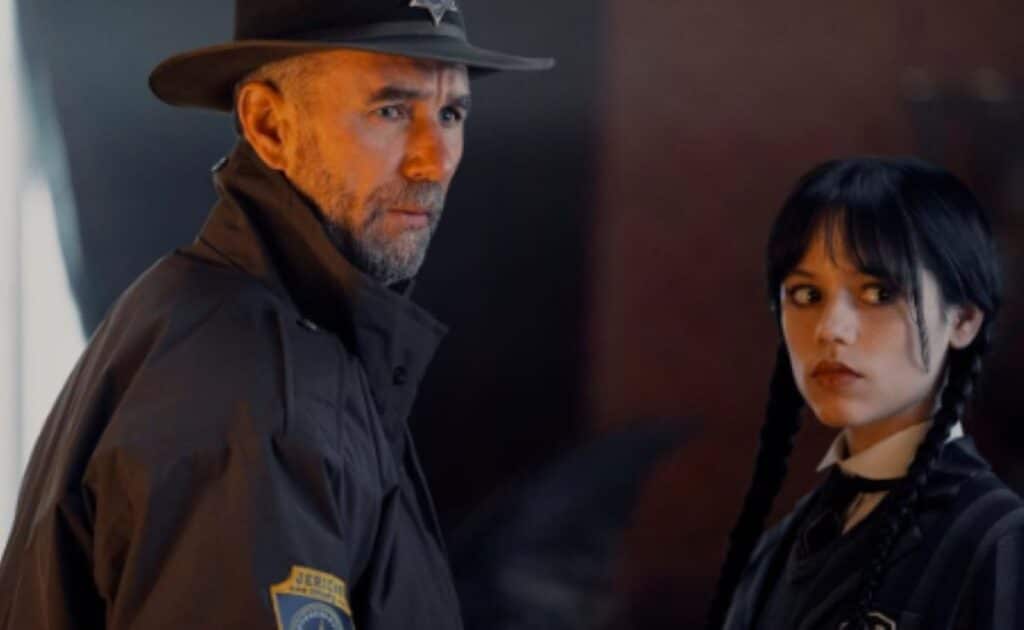 『ウェンズデー』シーズン1 ジェイミー・マクシェーンとジェナ・オルテガ