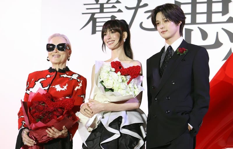 左からメリル・ストリープ、アン・ハサウェイ、&TEAMのK