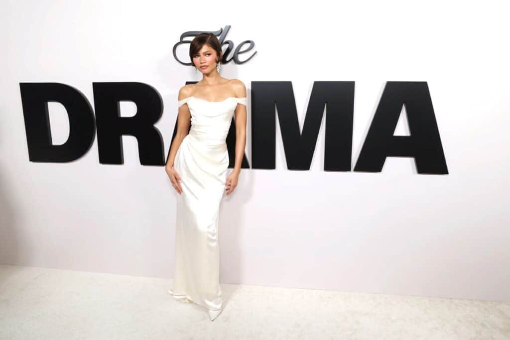 ゼンデイヤ、“花嫁ルック”完結 『The Drama』プロモで話題の演出とは