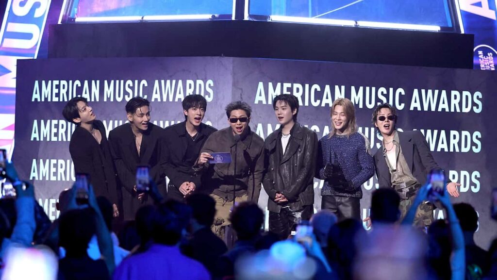 BTSが4年ぶりにAMAsへ！授賞式＆ベガスを完全ジャック、街を赤く染め上げた“歴史的一夜”「また全員で戻ってこられた」