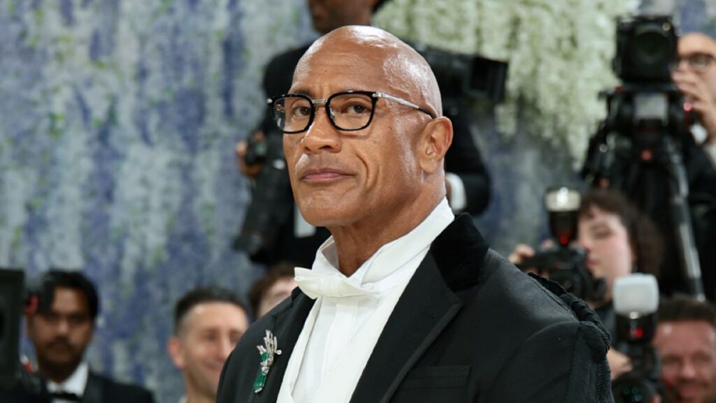 【メットガラ2026】ドウェイン・ジョンソンがトム・ブラウンのスカートルック披露──ポリネシア文化に着想を得たスタイル