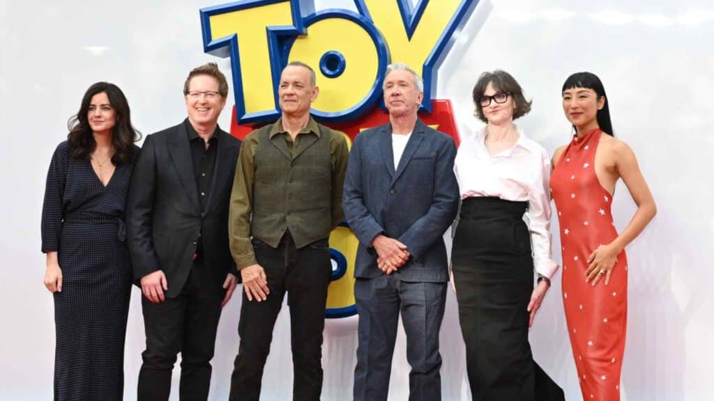 リンジー・コリンズ、アンドリュー・スタントン監督、トム・ハンクス、ティム・アレン、ジョーン・キューザック、グレタ・リー、ロンドンでの『トイ・ストーリー5』発表イベントにて