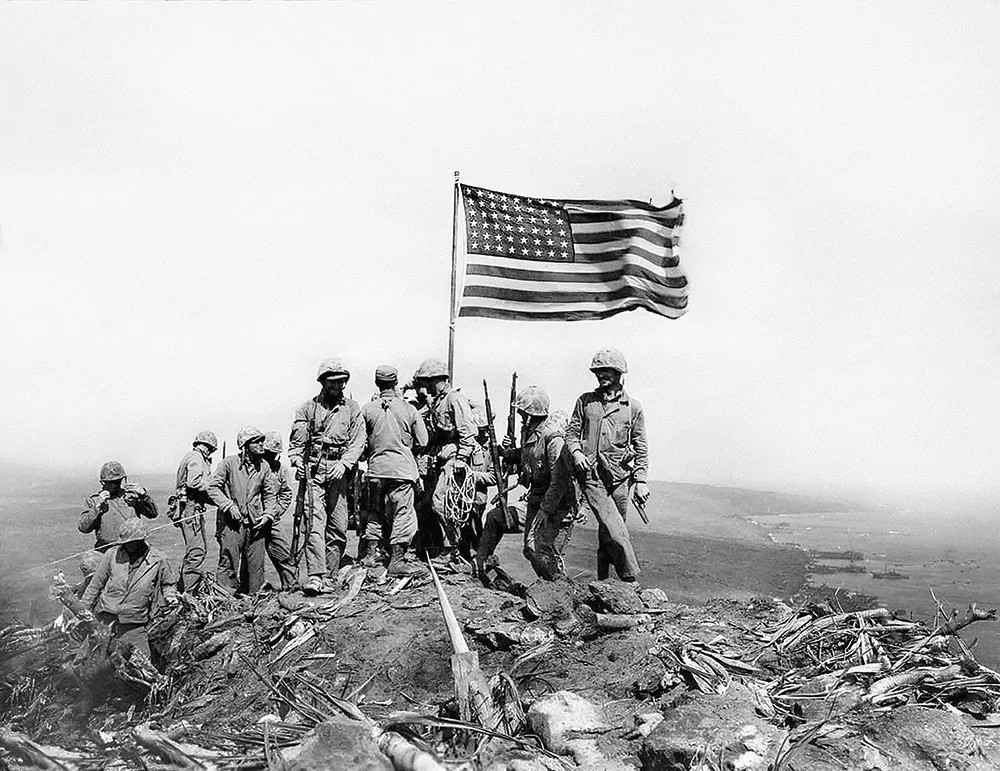 硫黄島で星条旗を掲げるアメリカ兵たち=1945年2月23日