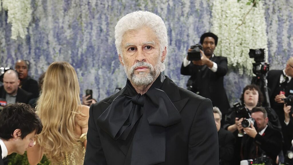 セレブのファッションを徹底解説、特殊メイクで老人に変身したバッド・バニー、メットガラ2026にて＝現地時間2026年5月4日