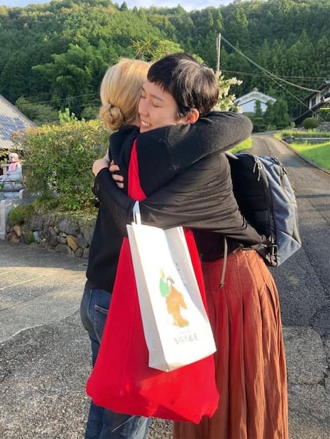 ハグを交わす岡本多緒&ヴィルジニー・エフィラ 写真:@efira_virginie/Instagram