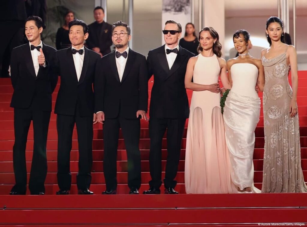 (左から)チョ・インソン、ファン・ジョンミン、ナ・ホンジン監督、マイケル・ファスベンダー、アリシア・ヴィキャンデル、テイラー・ラッセル、チョン・ホヨン=現地時間5月17日、第79回カンヌ国際映画祭にて 写真:@festivaldecannes/Instagram