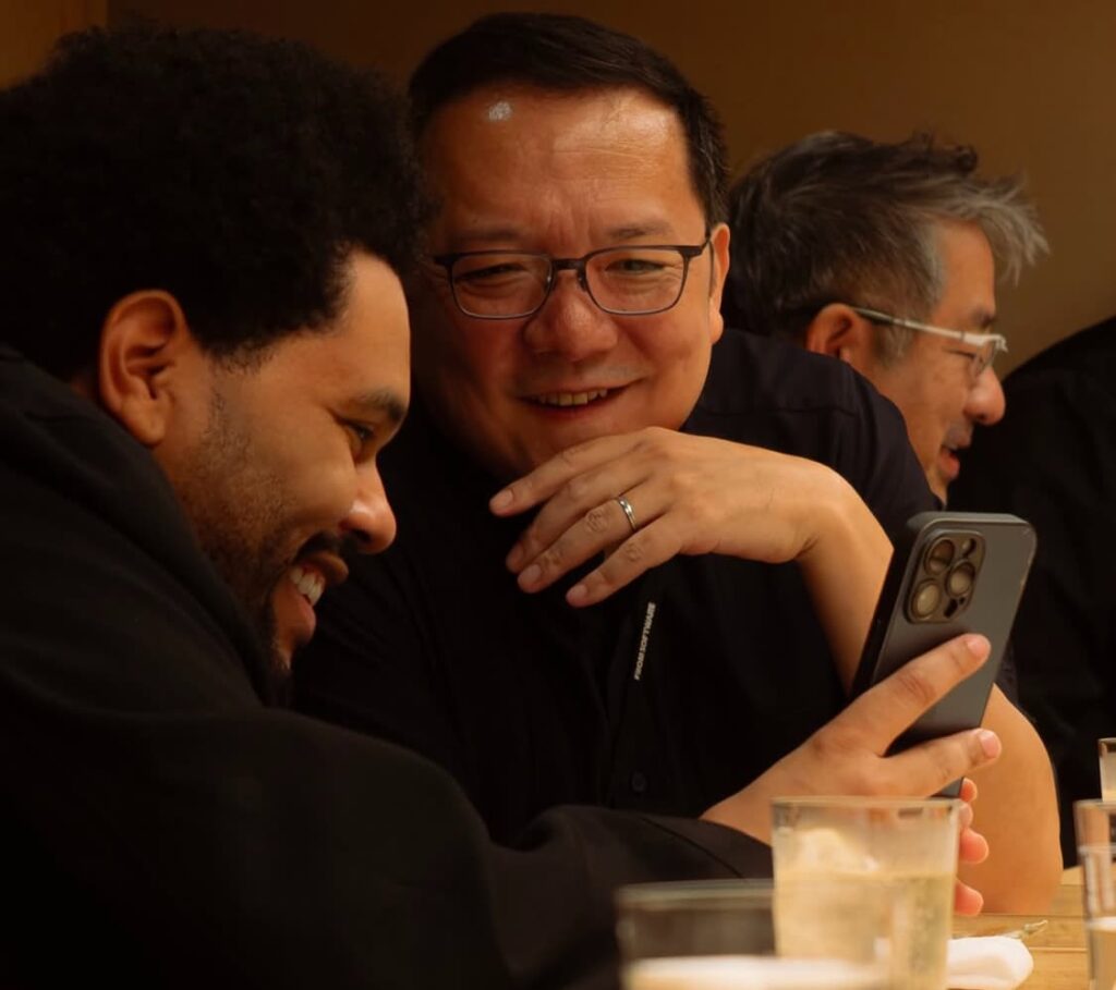 ザ・ウィークエンドと宮崎英高 写真：@gene.hackerman/Instagram