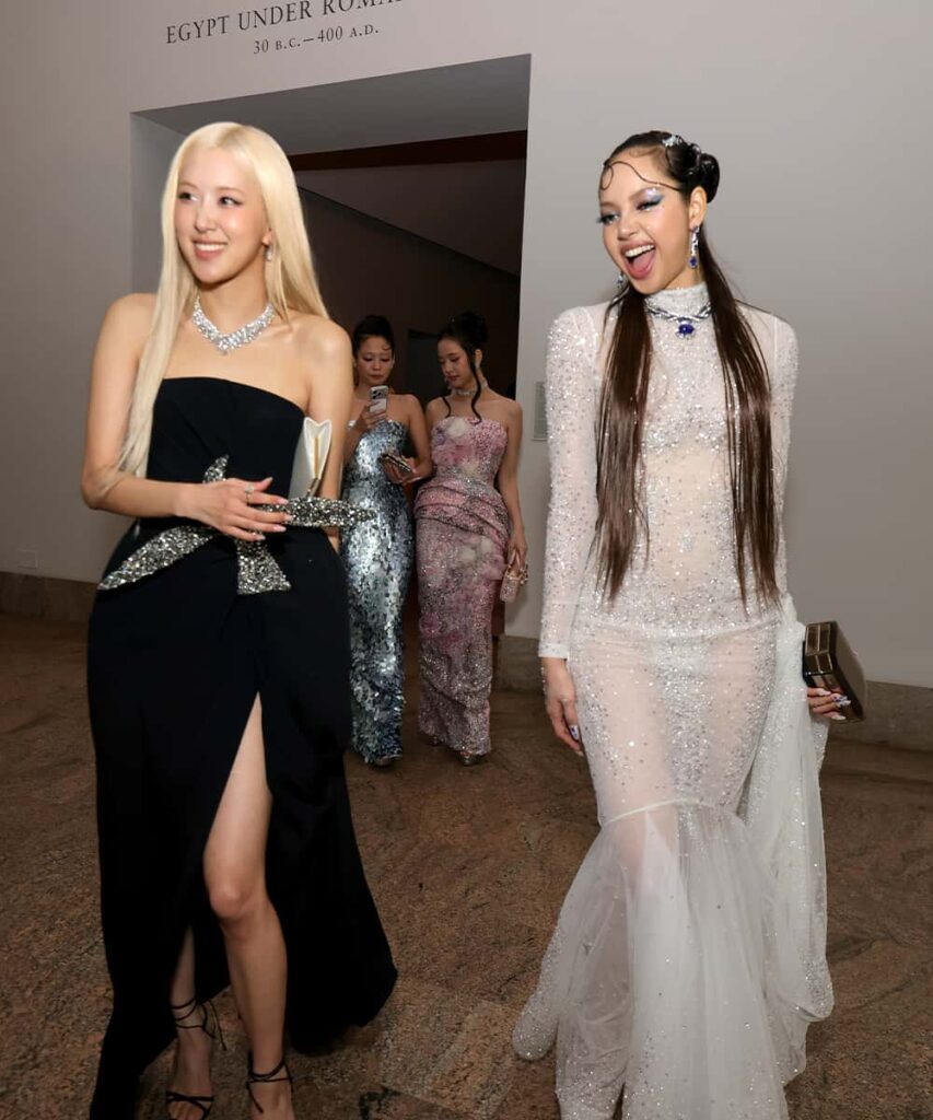 (左から)BLACKPINKのロゼとリサ 写真:Kevin Mazur/MG26/Getty Images for The Met Museum/Vogue