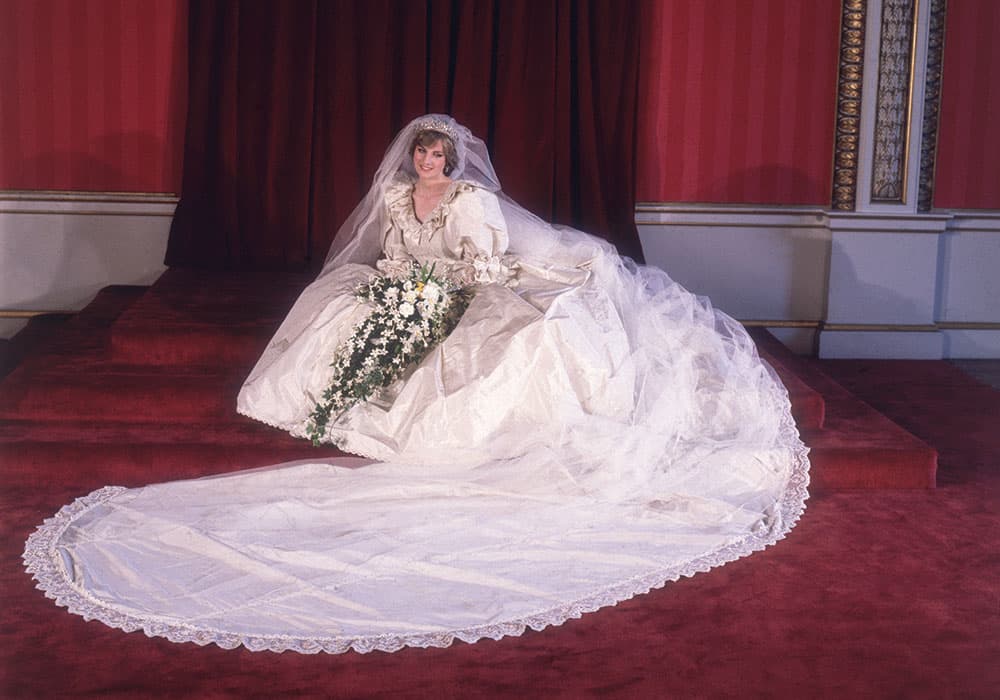 ウェディングドレスに身を包んだダイアナ妃=1981年 写真:Fox Photos/Getty Images
