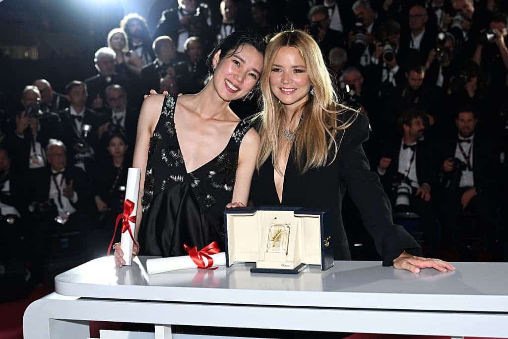 濱口竜介監督作『急に具合が悪くなる』でカンヌ国際映画祭2026の最優秀女優賞に輝いた岡本多緒(左)、ヴィルジニー・エフィラ(右)