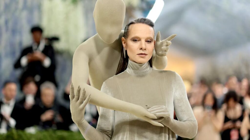 【メットガラ2026】ブロードウェイのプロデューサー、ジョーダン・ロスの“生きる彫像”ルック舞台裏──完成まで4時間超