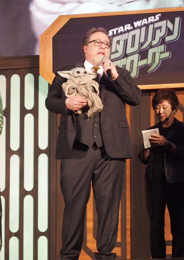 ジョン・ファヴローとグローグー 写真:The Hollywood Reporter Japan