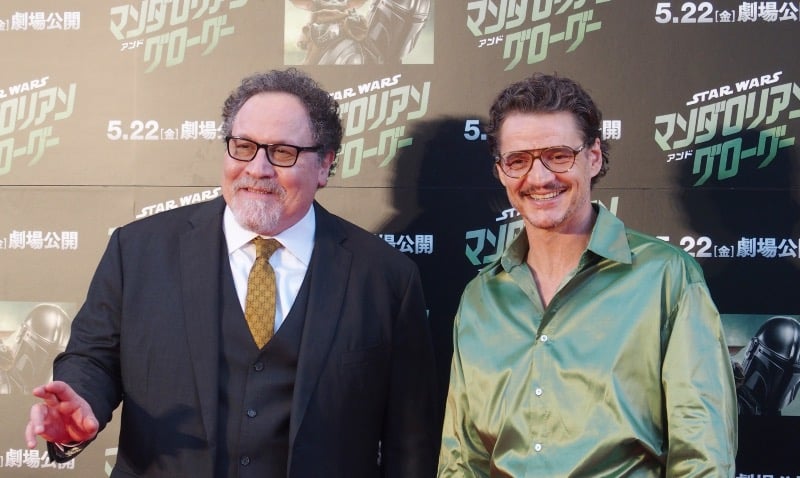 ジョン・ファヴローとペドロ・パスカル 写真:The Hollywood Reporter Japan