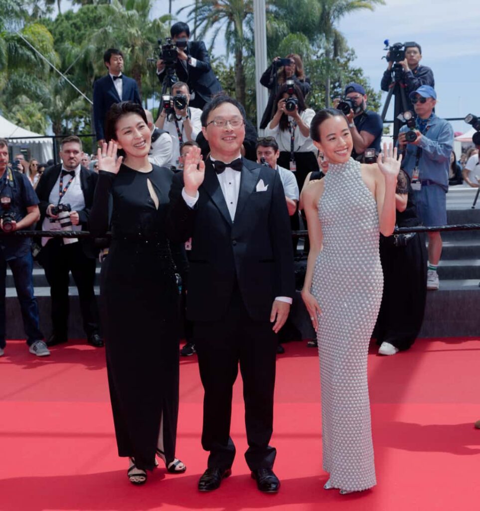 (左から)松たか子、深田晃司監督、石橋静河=5月13日、第79回カンヌ国際映画祭にて ©Kazuko Wakayama