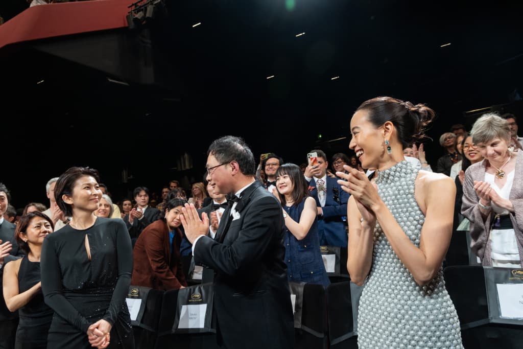(左から)松たか子、深田晃司監督、石橋静河=5月13日、第79回カンヌ国際映画祭にて ©Kazuko Wakayama