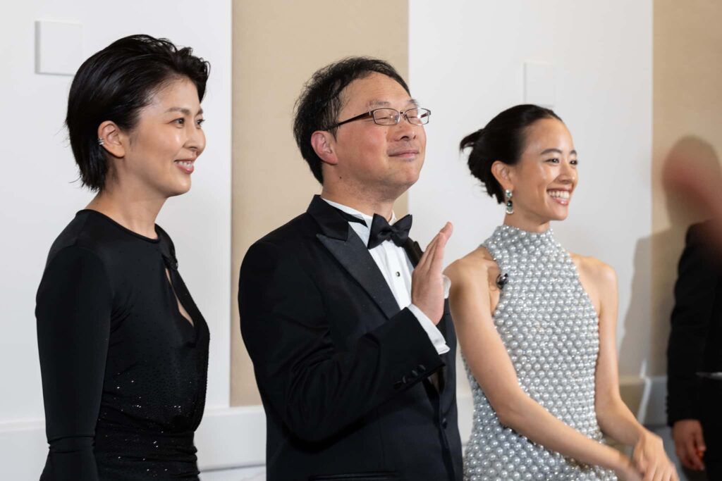 (左から)松たか子、深田晃司監督、石橋静河=5月13日、第79回カンヌ国際映画祭にて ©Kazuko Wakayama