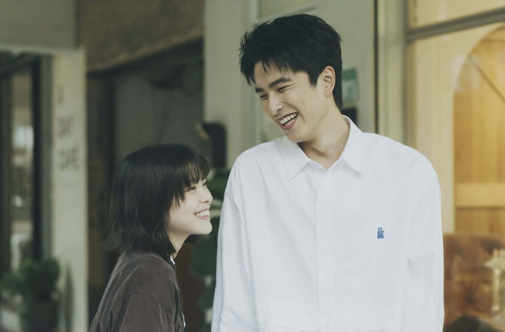 『シンシン アンド ザ マウス/SINSIN AND THE MOUSE』より © 2021 by Banana Yoshimoto All rights reserved.
Japanese original edition published by Shinchosha Publishing Co., Ltd., Japan in 2021.
The permission to use the original novel to produce this movie has been arranged with Banana Yoshimoto through ZIPANGO, S.L. ©2026映画「SINSIN AND THE MOUSE」FILM PARTNERS