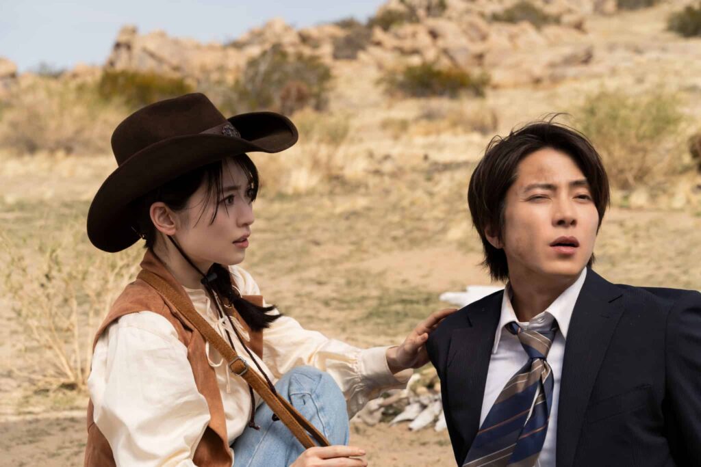 泉里香、山下智久、映画『正直不動産』より ©大谷アキラ・夏原武・水野光博/小学館 ©2026 映画『正直不動産』製作委員会
