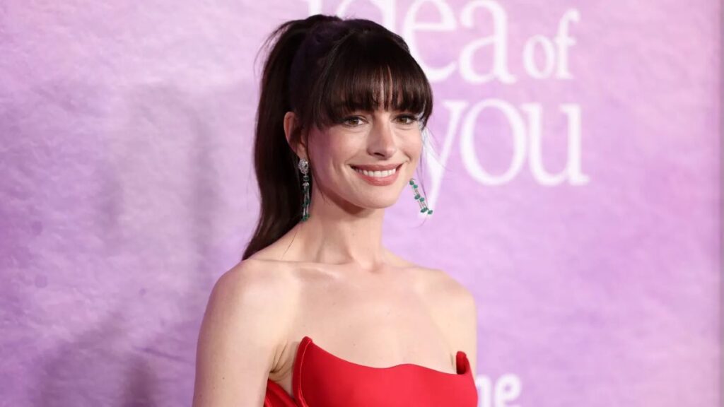 アン・ハサウェイ、第3子妊娠をサプライズ発表　ふっくらお腹に祝福殺到