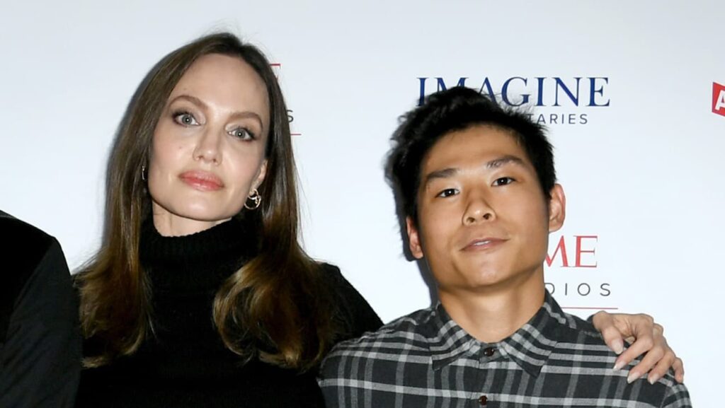 アンジェリーナ・ジョリーと次男パックス 写真：JC Olivera/Getty Images