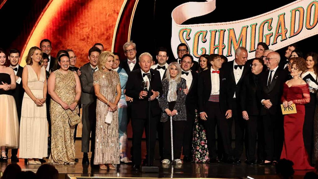 トニー賞のミュージカル作品賞を受賞した『シュミガドーン！』チーム 写真：Theo Wargo/Getty Images for Tony Awards Productions