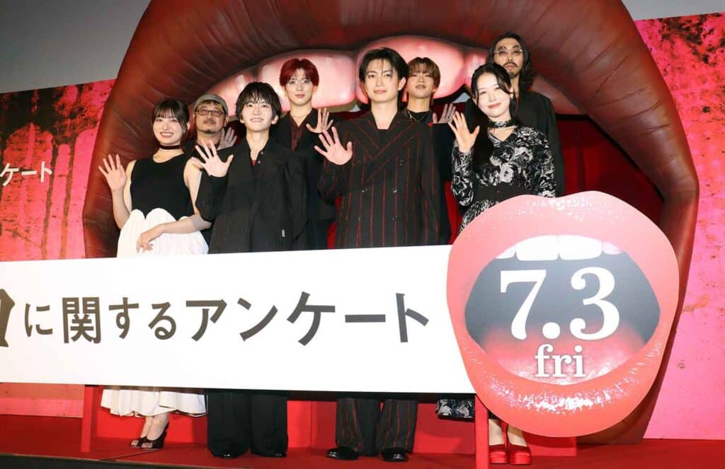 清水崇監督の新作ホラー映画『口に関するアンケート』完成披露、（前列左から）吉川愛、板垣李光人、綱啓永、MOMONA（後列同）清水崇監督、西山智樹、森悠斗、柄本時生