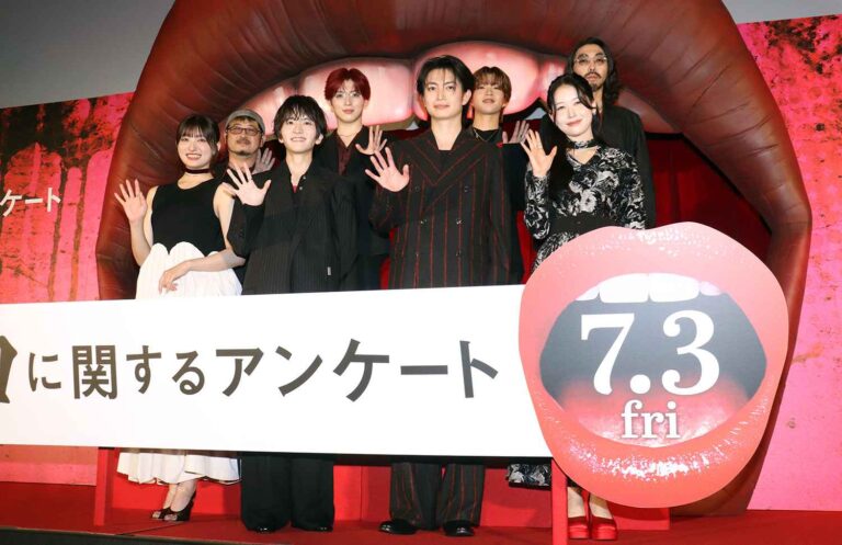 清水崇監督の新作ホラー映画『口に関するアンケート』完成披露、（前列左から）吉川愛、板垣李光人、綱啓永、MOMONA（後列同）清水崇監督、西山智樹、森悠斗、柄本時生