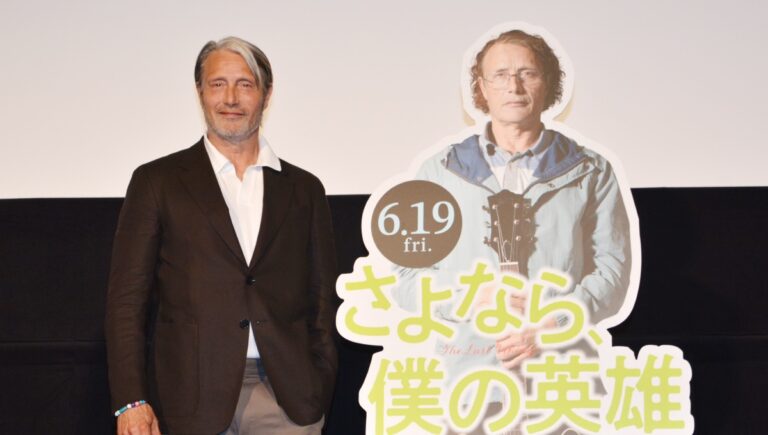 マッツ・ミケルセン、6年ぶりの来日舞台挨拶！ 主演作『さよなら、僕の英雄』で演じた“ダサおじ”のパネルとツーショット