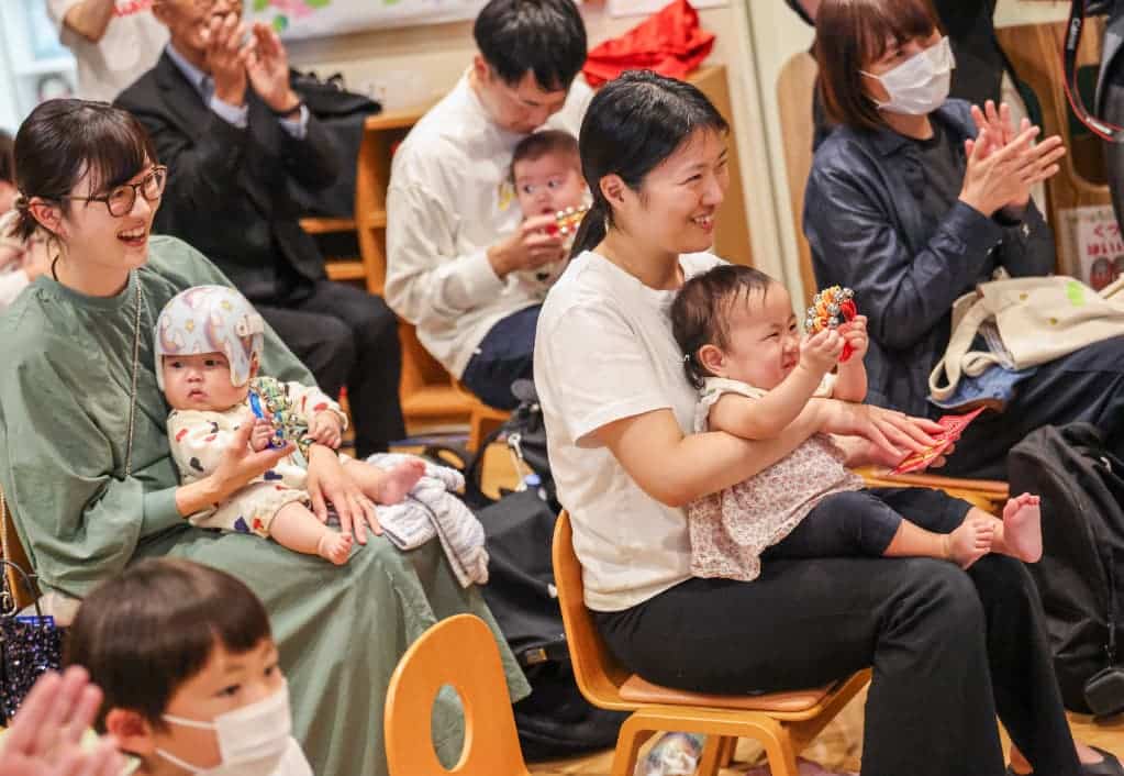 6月23日、宮城県立こども病院で開催された絵本の読み聞かせイベント「Disneyストーリータイム」の様子 ©Disney