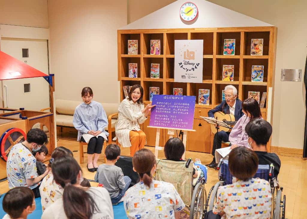 6月23日、宮城県立こども病院で開催された絵本の読み聞かせイベント「Disneyストーリータイム」の様子 ©Disney