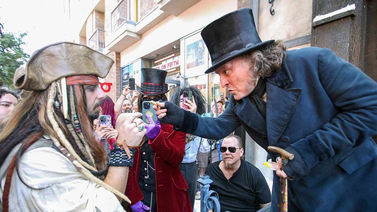 ジョニー・デップ(右)、サンディエゴ・コミコンにて=現地時間2026年7月23日