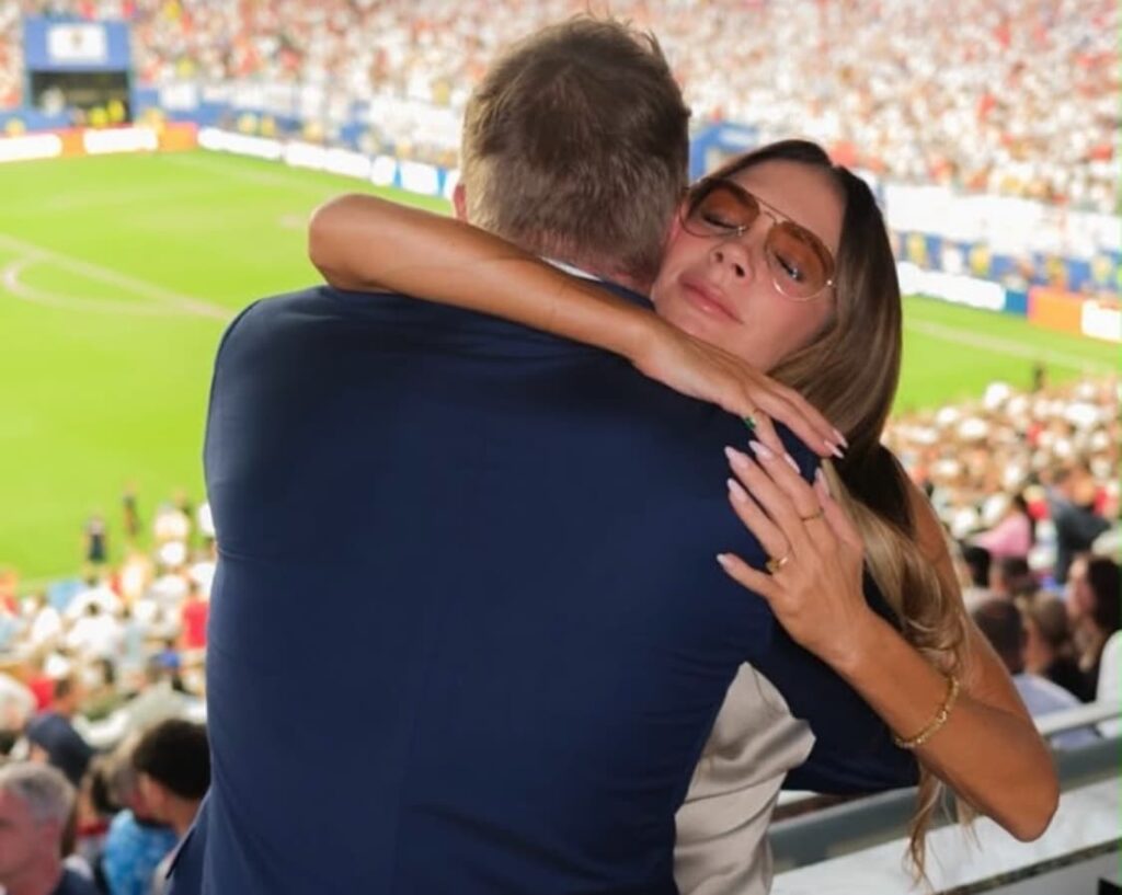 妻ヴィクトリアと抱擁するデヴィッド・ベッカム 