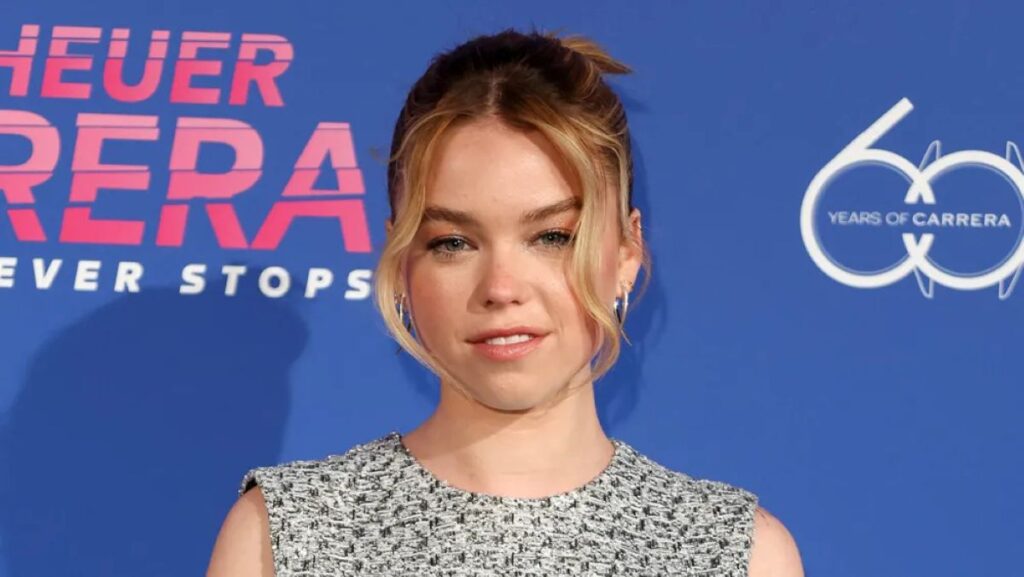 『スーパーガール』初代ヘレン・スレイター、ミリー・オールコックを絶賛「力強くタフな演技」