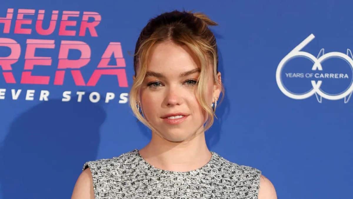 『スーパーガール』初代ヘレン・スレイター、ミリー・オールコックを絶賛「力強くタフな演技」
