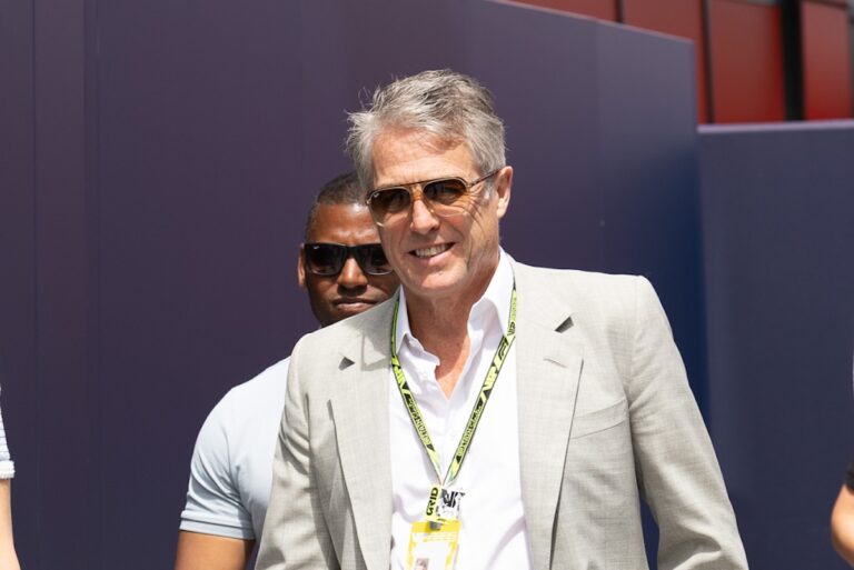 ヒュー・グラント、F1イギリスGP2026にて