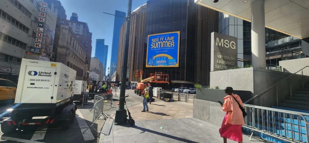 MSGの地下へと運び込まれる機材 写真:Steven Zeitchik