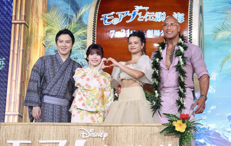 左から尾上松也、TSUZUMI(ME:I)、キャサリン・ラガイア、ドウェイン・ジョンソン
