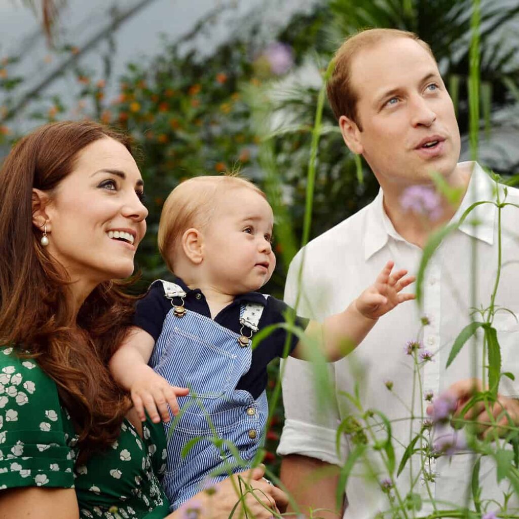 (左から)キャサリン妃、ジョージ王子、ウィリアム皇太子=2014年撮影