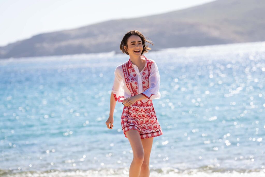 Netflixシリーズ『エミリー、パリへ行く』シーズン6より