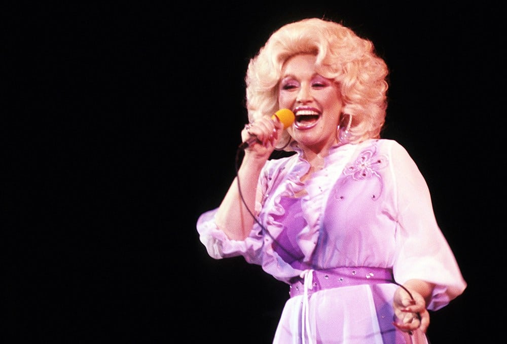 【追悼】ドリー・パートンの絶対聴くべきヒット曲10選！「9 to 5」から「オールウェイズ・ラヴ・ユー」まで