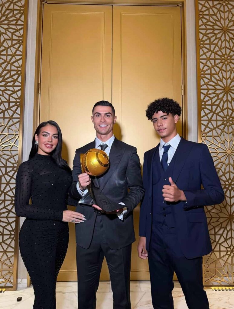 (左から)「Globe Soccer Awards 2025」に登場したジョージナ・ロドリゲス、クリスティアーノ・ロナウド、長男クリスティアーノ・ロナウド・ジュニア
