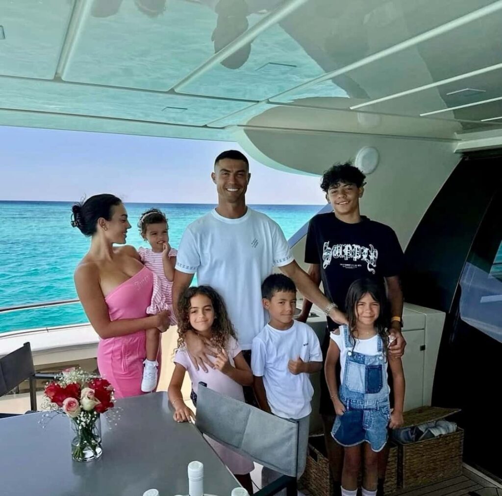 5人の子どもたちとクリスティアーノ・ロナウド&妻のジョージナ・ロドリゲス
