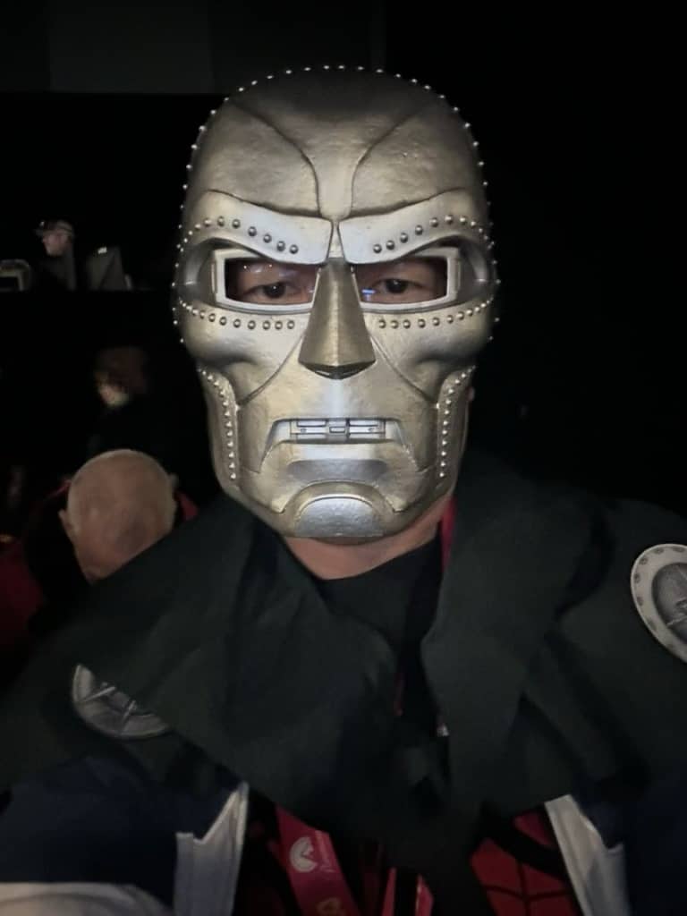 会場内で配られたドクター・ドゥームのマスクとケープを装着する筆者