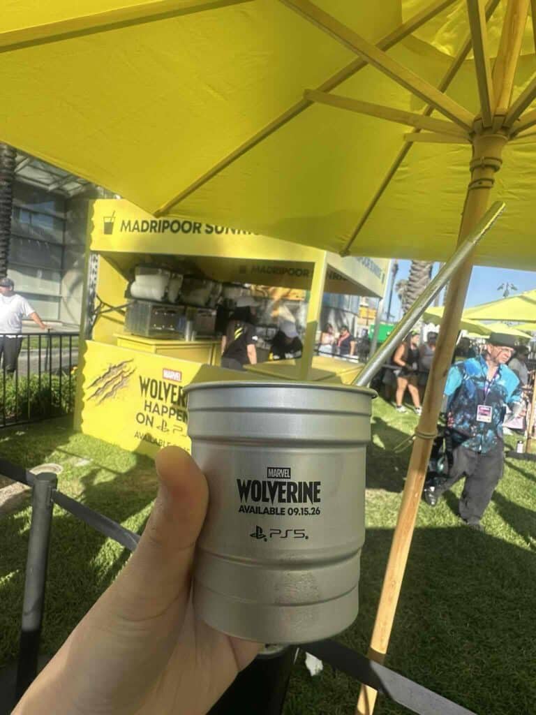 スムージーは、ウルヴァリンのアダマンチウムをイメージした銀色のカップ&ストローで提供